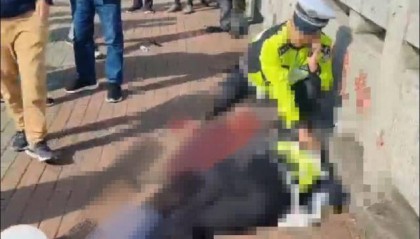 货拉拉司机被开罚单后将交警撞倒?街道办:交警在抢救,司机被控制