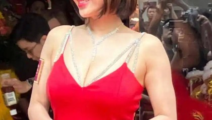 44岁苍井空惊艳亮相香港娱乐场所开幕式,超深V礼服尽显魅力