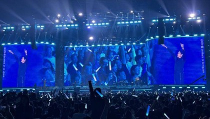 孙楠演唱会超燃舞台!郑州万人合唱《红旗飘飘》