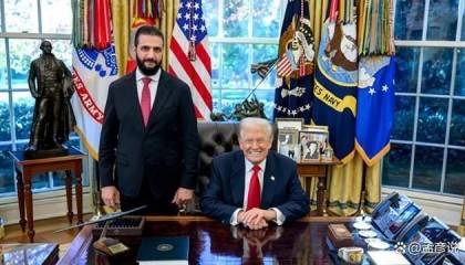 中方放行，朱拉尼喜笑颜开访美，全程站着，特朗普连座都没给他留