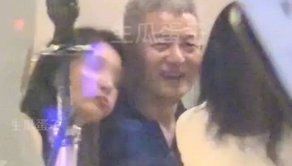 那英老公孟桐被曝出轨,与美女亲密依偎并趁那英不在带回家