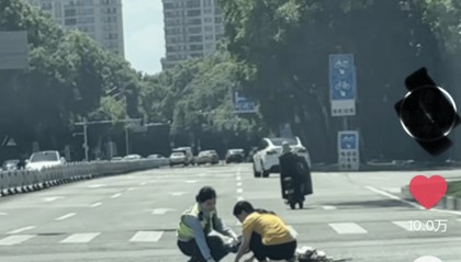 惠州一女警帮女子捡拾掉落的杂物，用警帽装起带到安全岛获赞