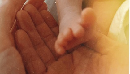 知名女演员官宣生娃并晒照