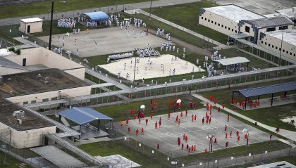 “像狗一样”跪着进食，在别人脑袋旁边如厕…美国移民监狱被曝虐待行为