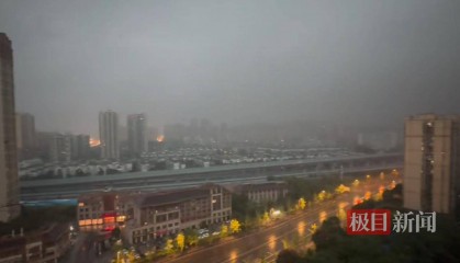 成都早高峰遇上巨雷暴雨，市民在地库堵车50分钟，有幼儿园通知可延迟上学