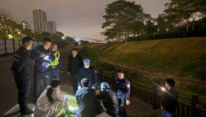 深圳一女子外出求职失联丈夫心急如焚，警方搜寻6小时在一石洞找到