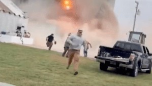 美媒：美国一储藏约816吨大豆粮仓轰然倒塌，周围的人仓皇逃离