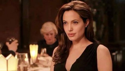 安吉丽娜·朱莉访乌，保镖被带走