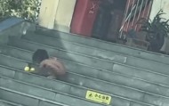 “野人小孩”最新进展：小孩已被养成不穿衣服习惯，父母都没工作，孩子没上户口，公安民政妇联已介入