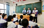 初二男生捡到1.4万余元现金，淡定拍视频后报警物归失主，民警送“奖”到校园