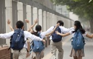 多地将从今秋起试行中小学“春秋假”，湖北恩施明确春季和秋季学期放假均不少于1周