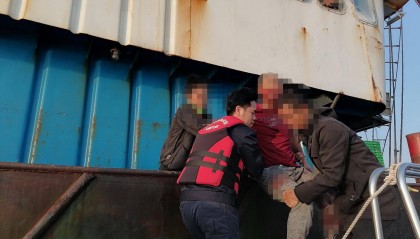 渔民头部大量出血,深圳市海洋综合执法支队紧急护送上岸就医