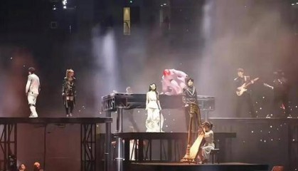 演唱会突发意外!仅用3秒,华晨宇跳下故障升降台