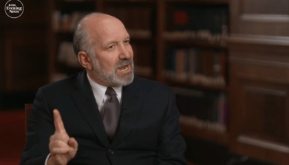 美商务部长又演上了：卖给中国芯片的企业和国家，出卖灵魂