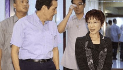 台关键人物直飞北京，赖清德不想打仗？美军航母重返南海，关键时刻，辽宁舰也动身了