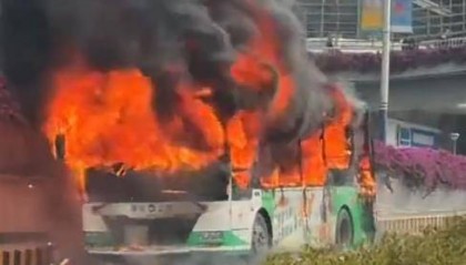 佛山一公交车街头起大火，当地：非营运状态的故障车自燃，无人员伤亡