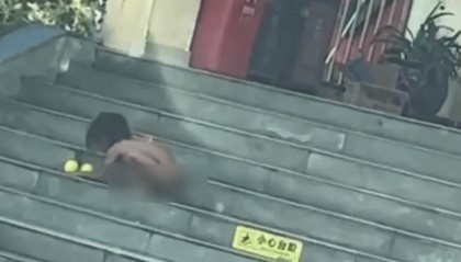 四川一高速服务区现“野人小孩”,吃饭、爬行、跑步都像狗?当地回应
