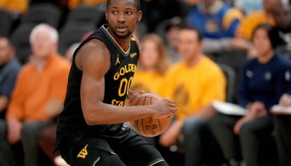 库明加多次无视库里专注自己进攻 这令科尔非常不满