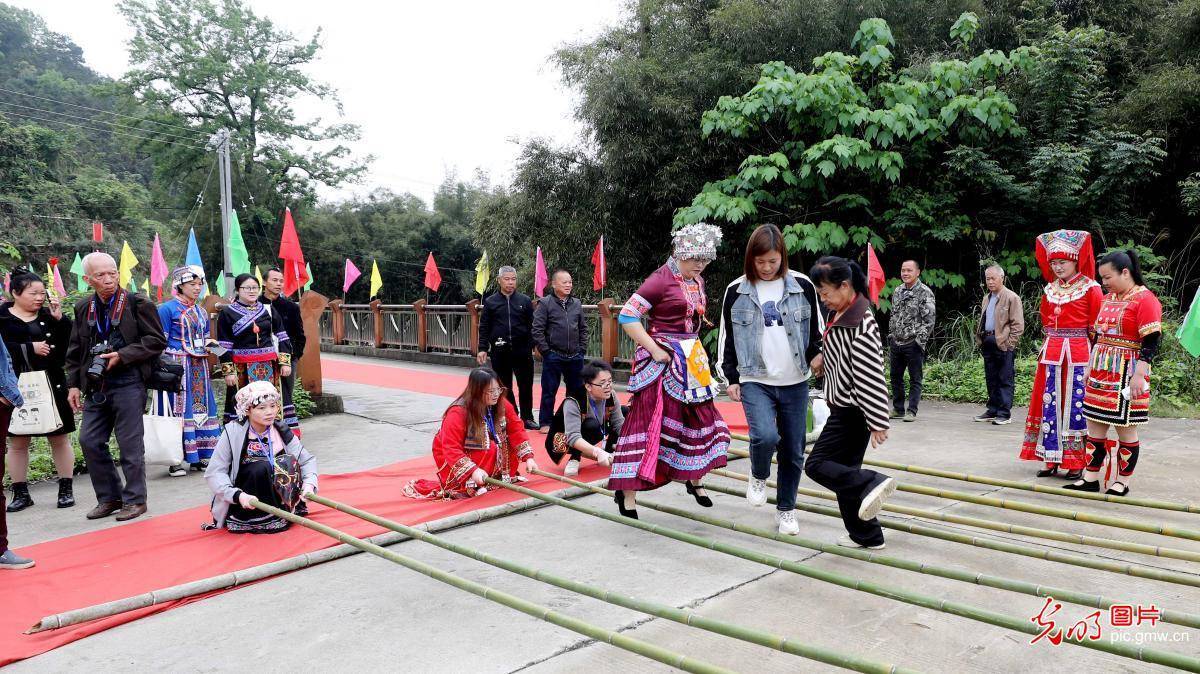 广西融安：民族体育活动展团结