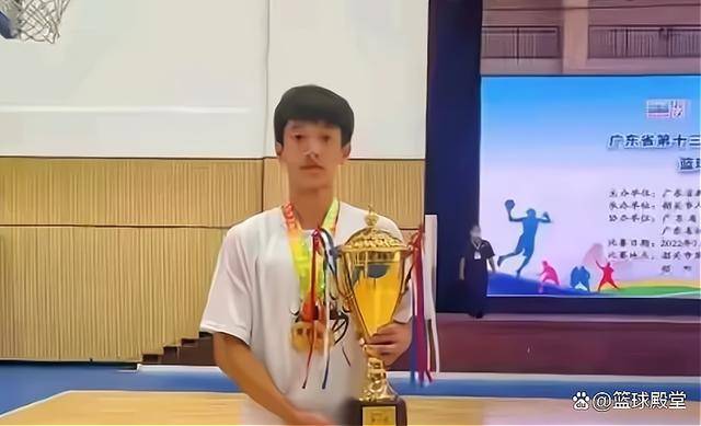 U18淘汰澳洲晋级决赛！郇斯枫制霸内线，崔永泉杨溢互补，2将瑕疵