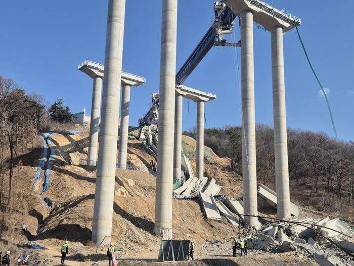 韩国一高速在建大桥垮塌已致2死！现场画面→