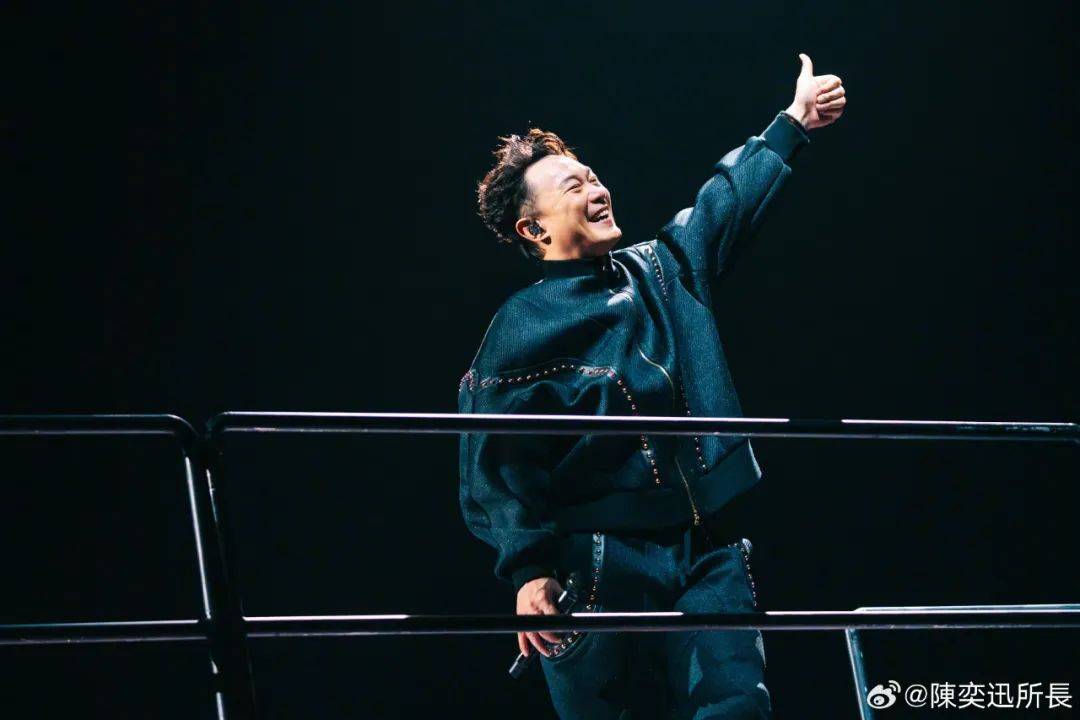 热搜第一！“陈奕迅因新冠并发症去世”？歌手叶晓粤辟谣：假的！