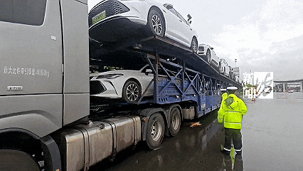 上海高速惊现52米“贪吃车”！民警惊了：你这不是火车啊！