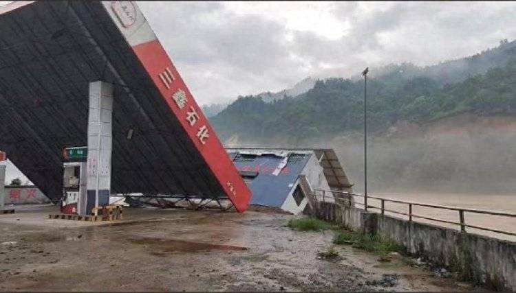 现场画面：广西三江一加油站地基被洪水冲垮，收费处房屋陷落榕江