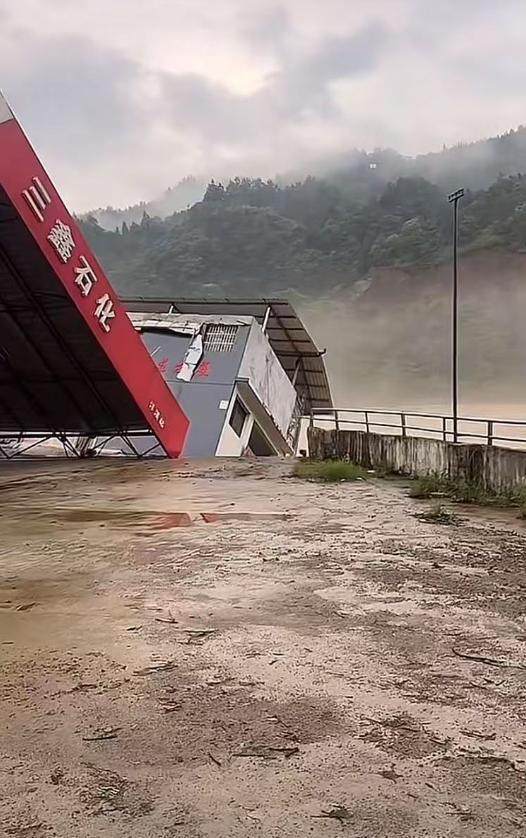 现场画面：广西三江一加油站地基被洪水冲垮，收费处房屋陷落榕江
