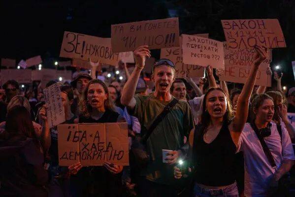 冲突后首次，乌多地爆发大规模反泽连斯基政府抗议
