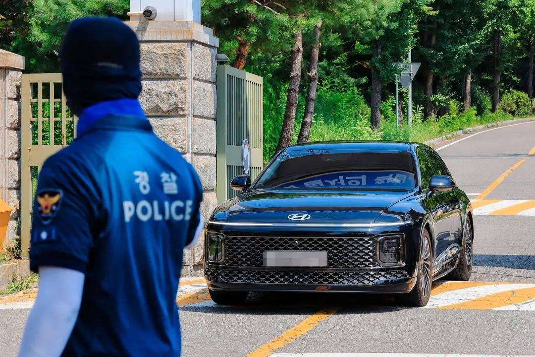 尹锡悦拒捕现场曝光：门口僵持140分钟，其拒绝自愿离开，知情人称“难以动武”
