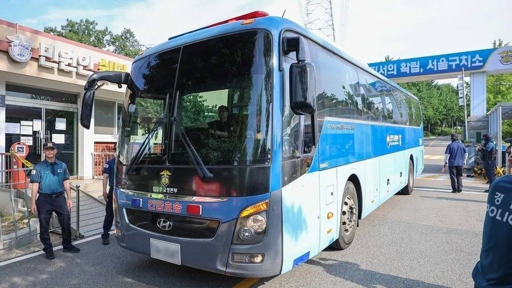 尹锡悦拒捕现场曝光：门口僵持140分钟，其拒绝自愿离开，知情人称“难以动武”
