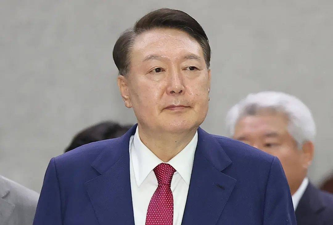 尹锡悦拒捕现场曝光：门口僵持140分钟，其拒绝自愿离开，知情人称“难以动武”