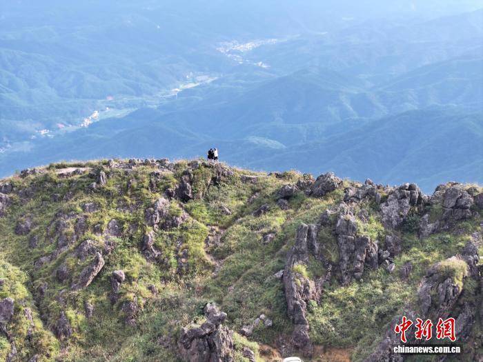 福建龙岩：双髻山别样地质风景吸引游客