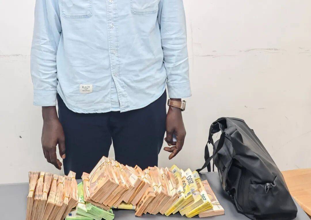 成捆的欧元现金就放在背包里装着,折合人民币超186万元,旅客入境时被广州海关查获