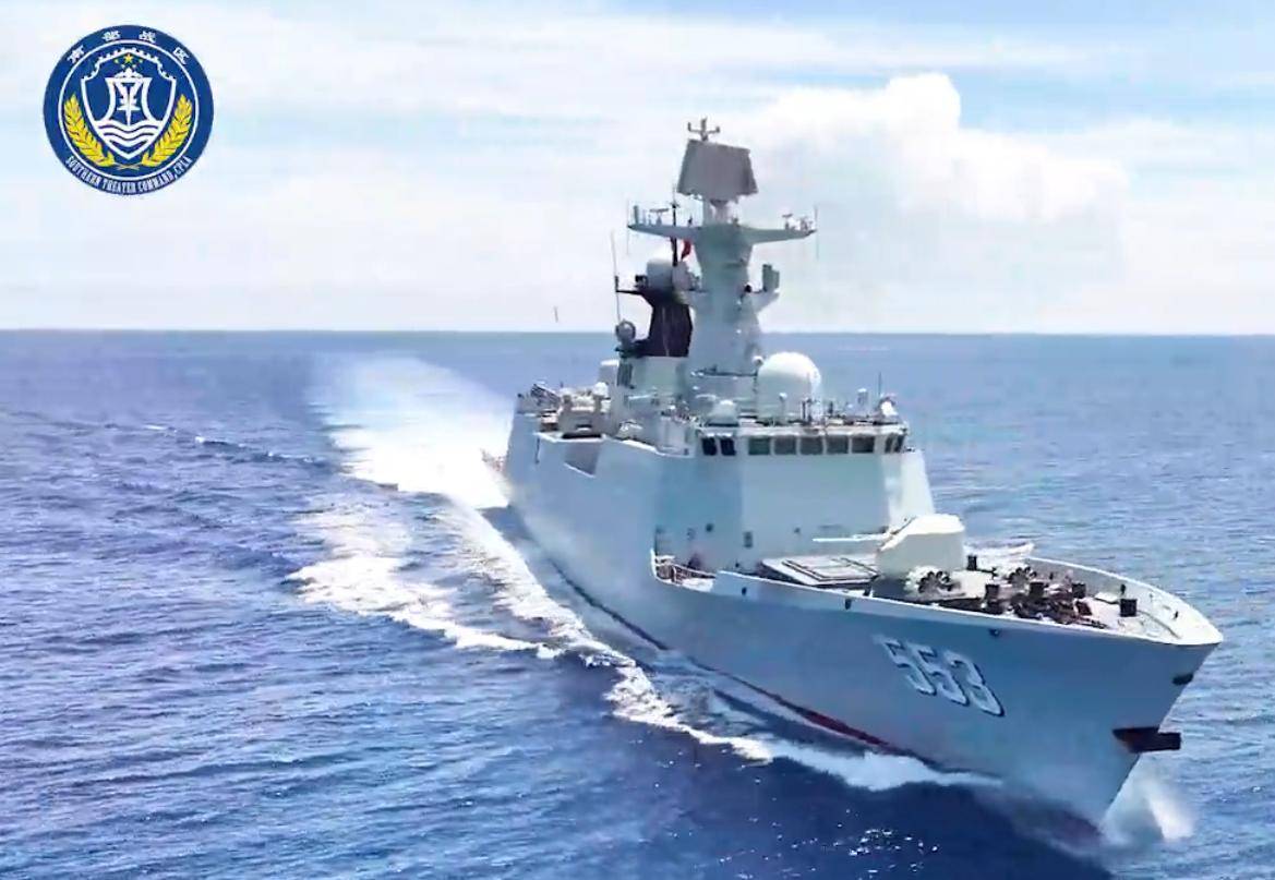 解放军动真格!3万吨战舰出击黄岩岛,054A调转舰炮,随时能开火