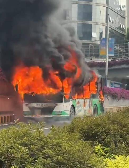 佛山一公交车街头起大火，当地：非营运状态的故障车自燃，无人员伤亡