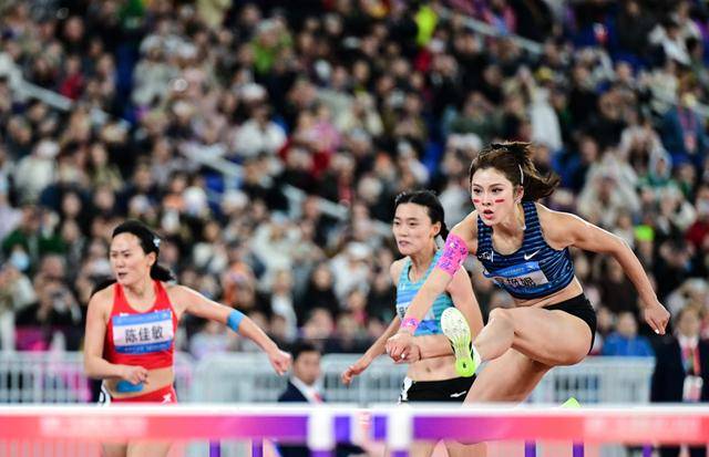 吴艳妮还是哭了:当她不再是100米栏赛道上唯一的“答案”!