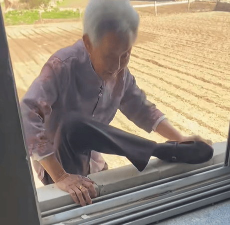90岁姥姥为抄近路，徒手翻墙回家，本人回应：我真出息呢