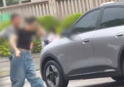 福建一女子被保安掌掴，保安非学校保安，保安工作单位回应：非公司直接聘请，是保安公司的；警方回应