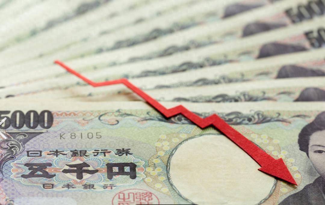 日元历史性崩盘，美国血腥收割，日本却转头疯狂咬中国