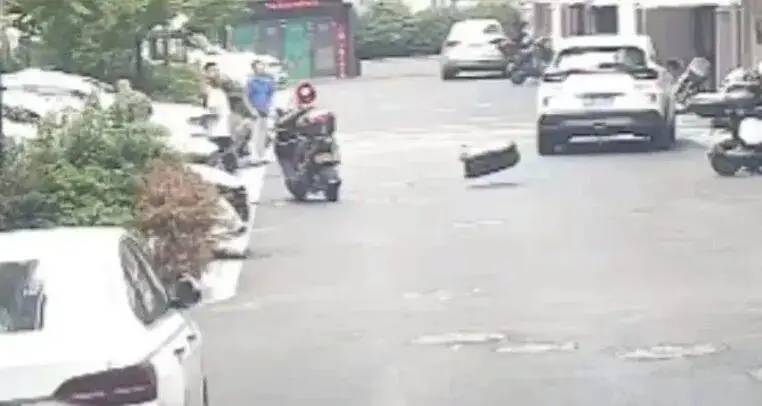 小区有人多次高空抛大便，低层住户苦不堪言：半年都不敢开窗