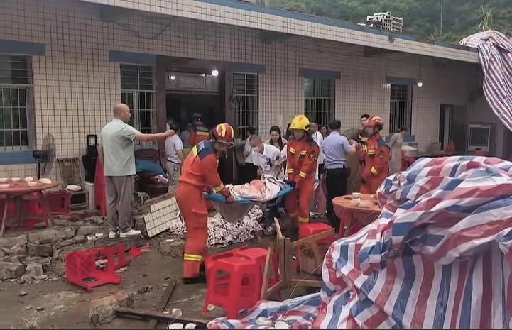 连线墙体倒塌的长宁升学宴主办方家属：当时宾客落座还没上菜