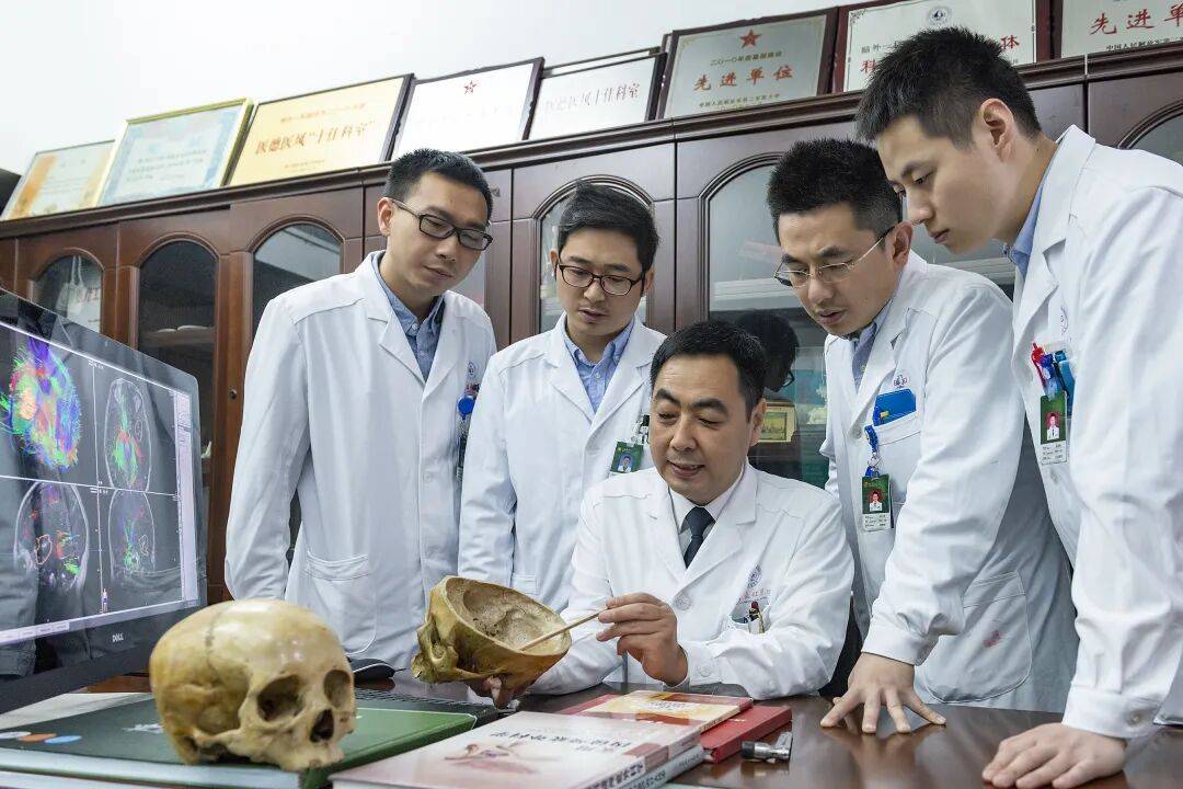 捧着颅骨标本做研究，这位军事医学专家曾荣立一等功！