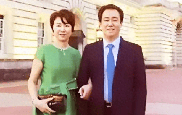 许家印夫妇假离婚转移427亿元资产 前妻在海外带4名未成年子女、孙子女生活