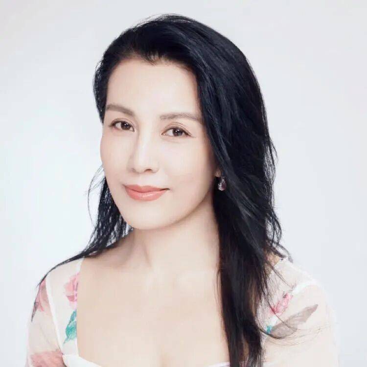 52岁知名女演员称遭人生重创：为前夫负债600万，靠拍短剧还债，“最坏打算是摆地摊卖韭菜盒子”；曾被称“绿叶美女”