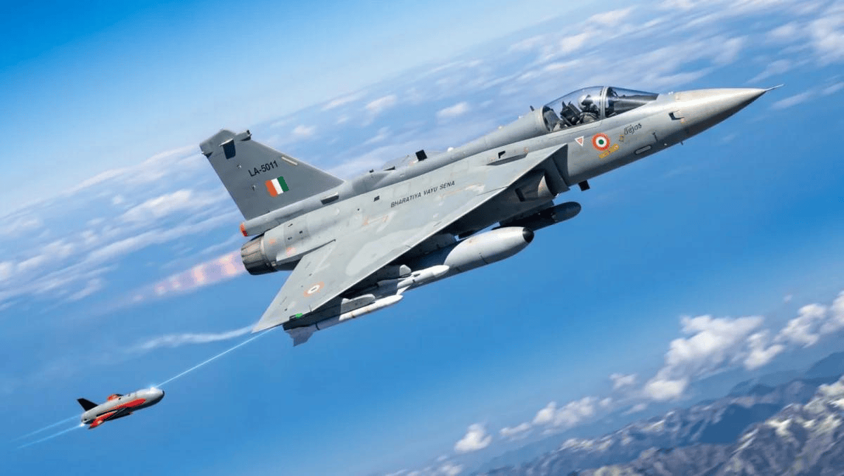 印媒：歼-10被诱饵欺骗，阵风一架未损，相控阵雷达是个笑话
