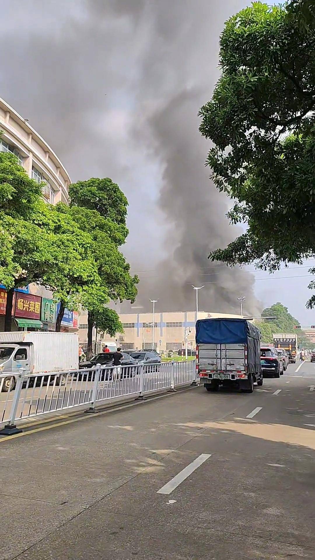 广东一纺织厂火灾致8死1伤 监管部门正逐一排查周边厂区危化品